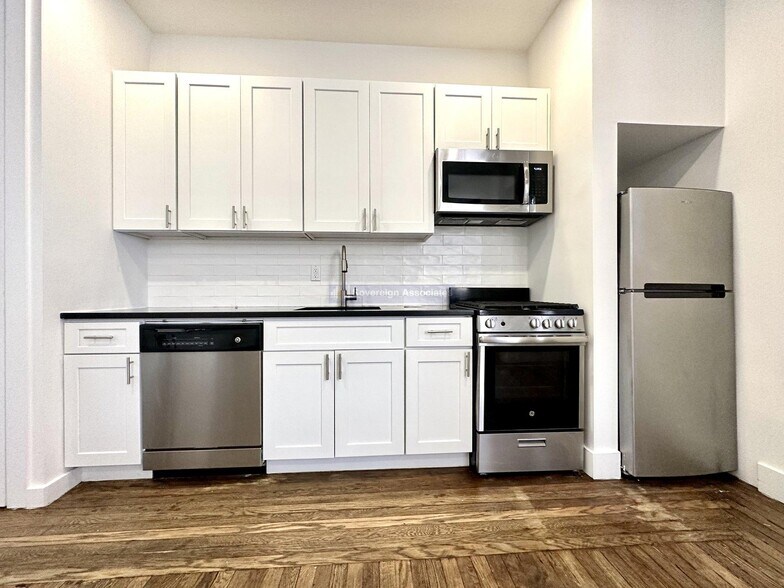 Building Photo - 45 Tiemann Pl