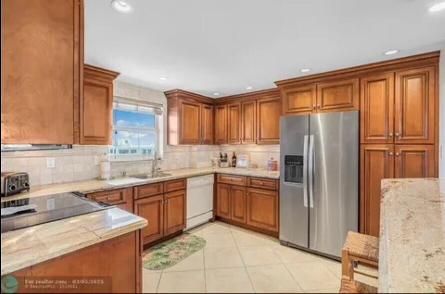 Building Photo - 1160 Hillsboro Mile