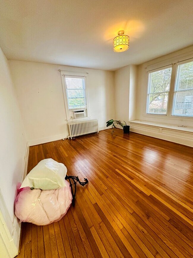 Building Photo - Gorgeous 4bdrm/1.5bth Home Located on Seminary Avenue in Richmond's North Side!!