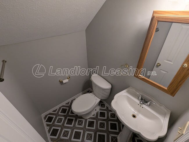 Building Photo - Spacious Split-Level Home with Updates in ...