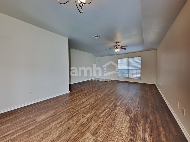 Building Photo - 1116 Lake Hollow Dr