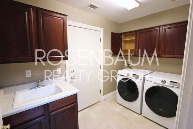 Building Photo - Stunning 4-bedrooms, 3.5 baths home with a...