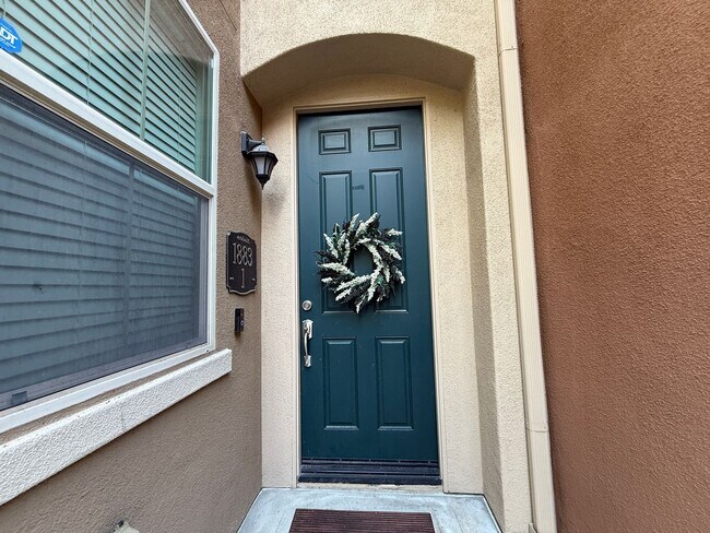 Building Photo - Tri-level 3-bedroom 3-bathroom townhouse located in Chula Vista, CA