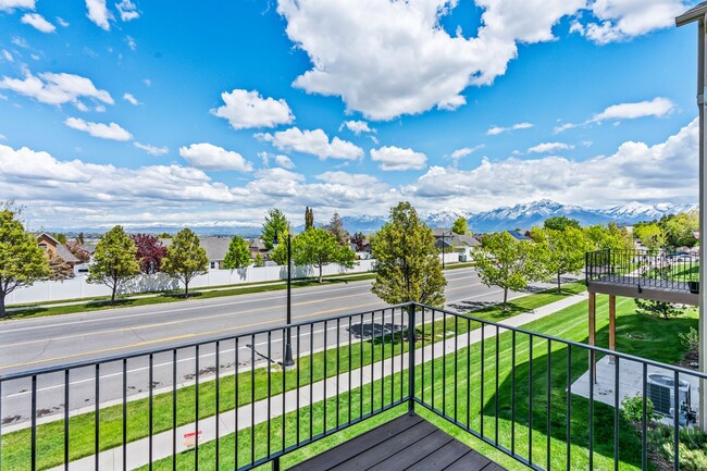 Building Photo - Herriman Townhome