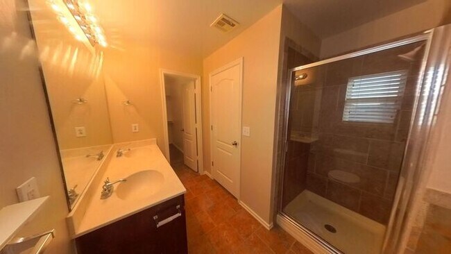 Building Photo - Yukon 4 Bed