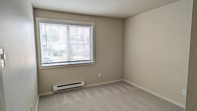 Building Photo - Spacious 2 Bedroom Condo in Gated Community with Pool