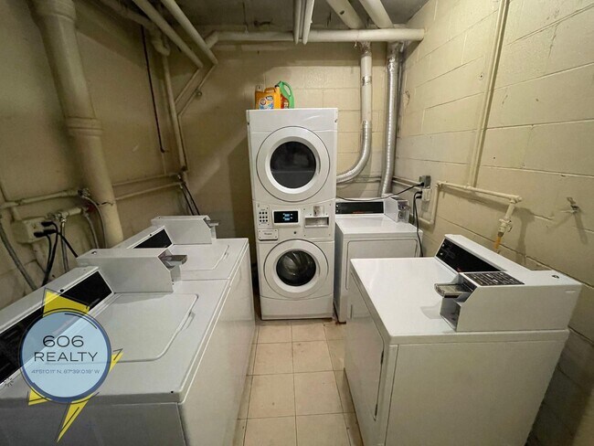 Building Photo - 744 W Gordon Terrace