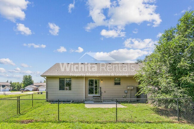 Building Photo - Large 4 bedroom 3 bathroom duplex