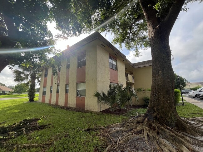 Building Photo - 5510 W Lakewood Cir