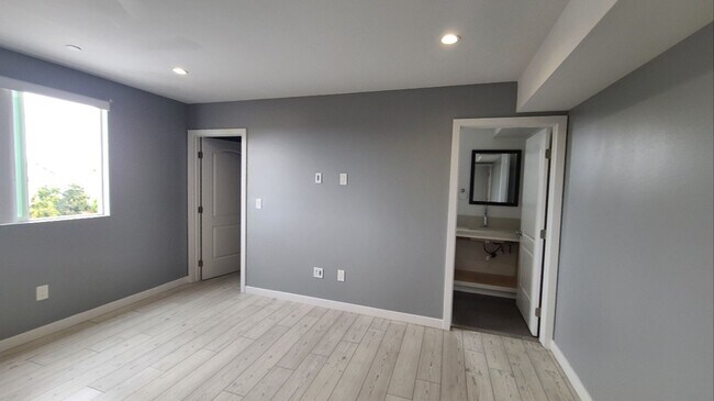 Building Photo - 32(839)