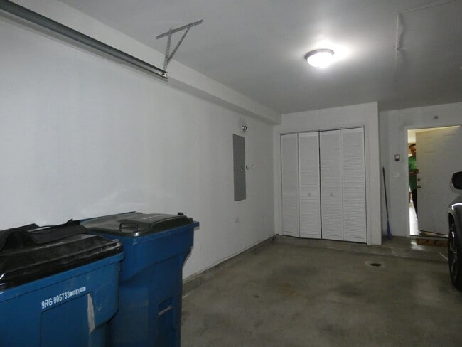 Building Photo - 653 N Edgemere Dr