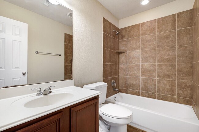 Building Photo - Beautiful 3 Bedroom 2 1/2 in trophy ridge