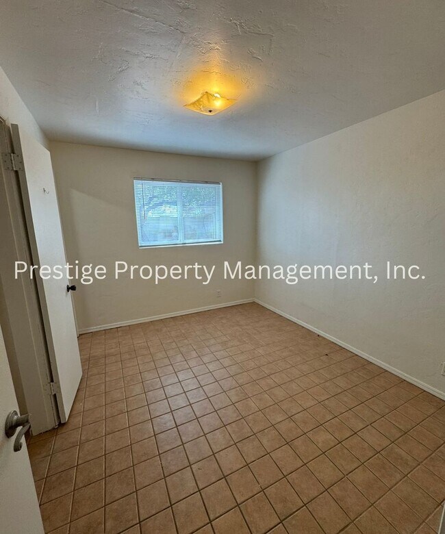 Building Photo - This 4/2 East Side Charmer Wont Last Long!