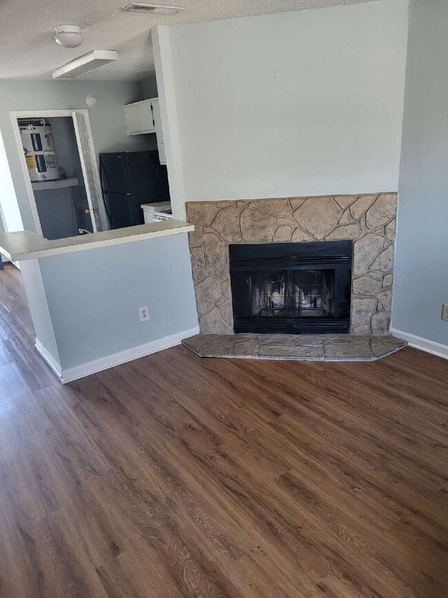 Building Photo - "Charming Goose Creek Townhouse: Cozy 2-Bedroom Retreat with Fireplace!"