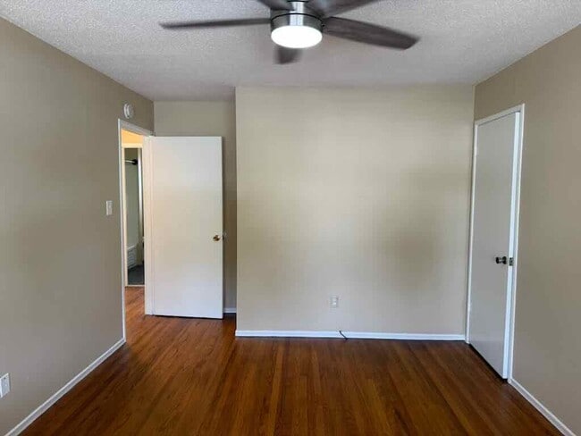 Building Photo - Updated 2 Bed/1 Bath 900 Sq.ft Duplex with...