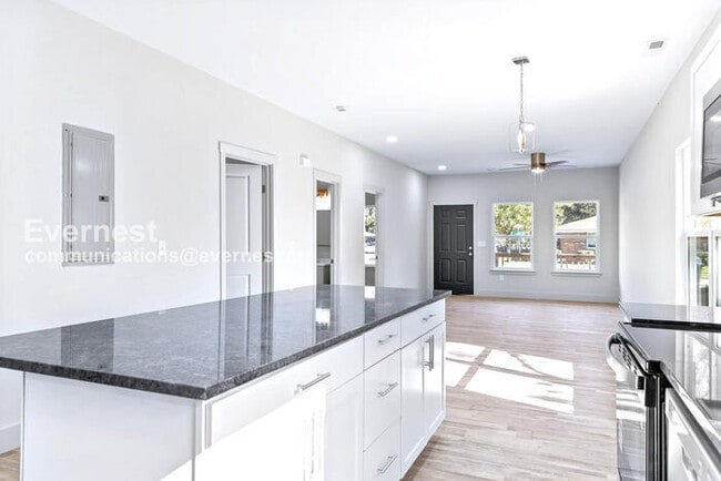 Building Photo - 1617 Roanoke Ave