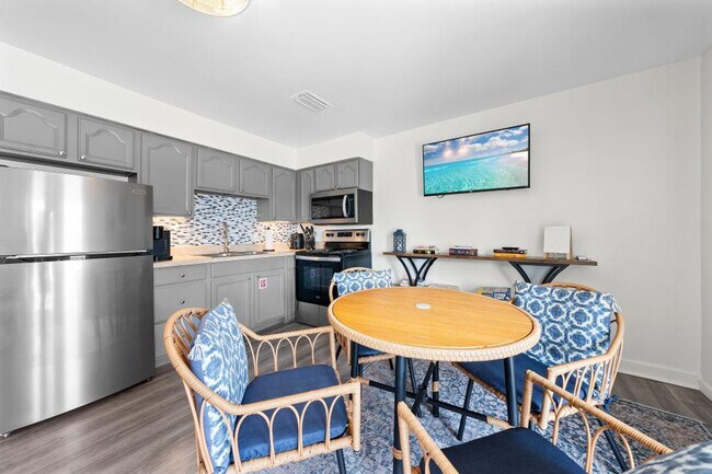 Building Photo - 1118 W Beach Blvd