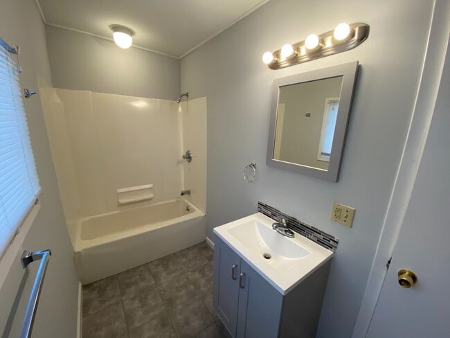 Building Photo - 818 Alpine Ave NW