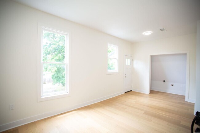 Building Photo - 1704 S Park St