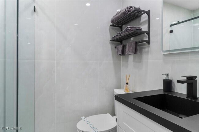 Building Photo - 659 108th Ave N