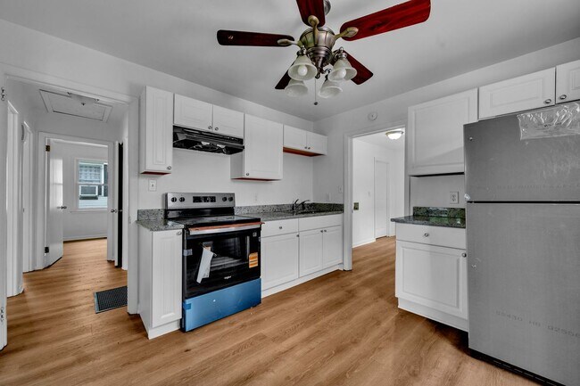Building Photo - 208 17th Ave SW