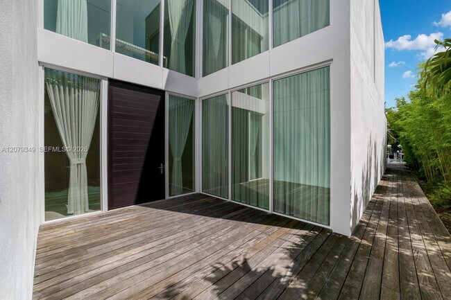 Building Photo - 1031 W 48th St