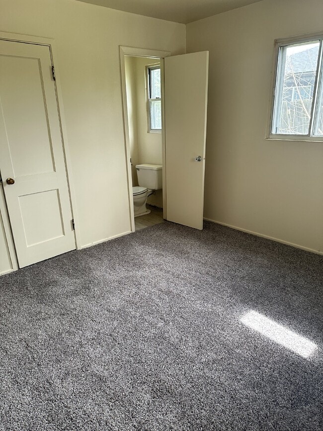 Building Photo - Ranch Style 3 bed, 1-1/2 bath Aurora Home ...