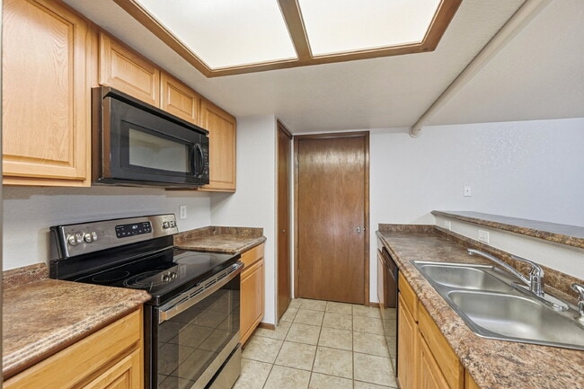 Building Photo - $2,595.95  - 3 Bed, 2 bath Condo with Lofted Bonus Space and In Unit Laundry!