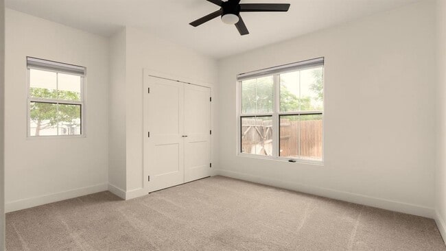 Building Photo - 402 E Ash Dr