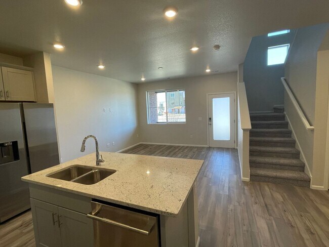 Building Photo - Updated 3 Bedroom Townhome Available July
