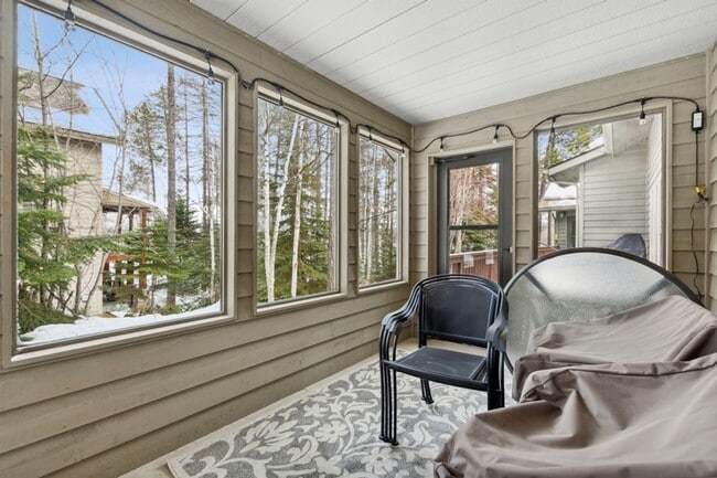 Building Photo - 3 bedroom, 2.5 bath townhome, close to Whitefish Lake State Park and the Golf Course