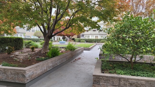 outdoor plaza - 411 Park Ave