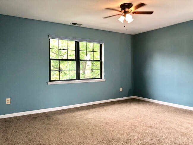 Building Photo - Updated 2Bed/2Bath Top-Floor Towson Condo ...