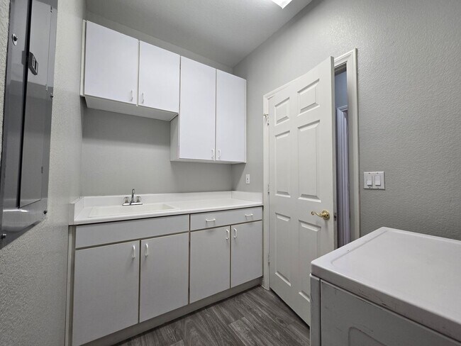 Building Photo - 6325 N Juliano Rd