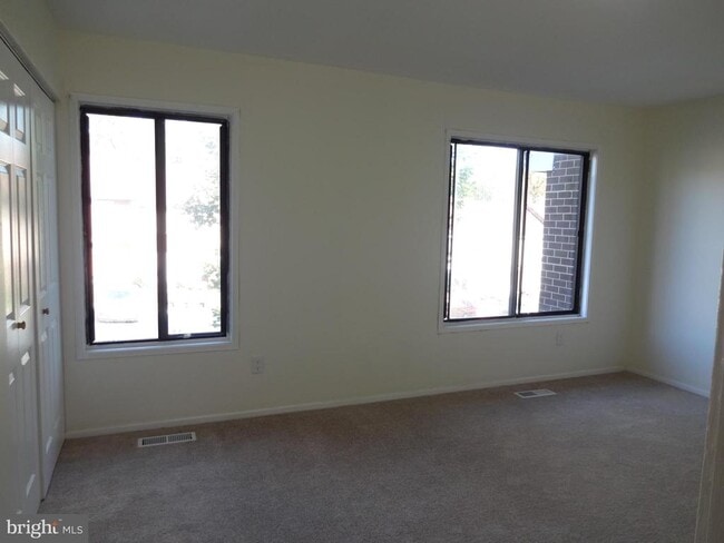 Building Photo - 2829 Cambridge Dr