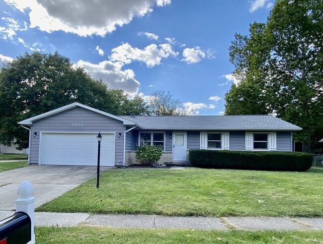 Building Photo - 2009 Crescent Dr