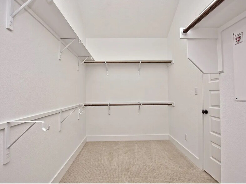 Building Photo - 2233 Nates Pl