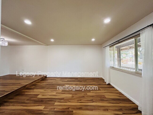 Building Photo - 493 Dahlia St