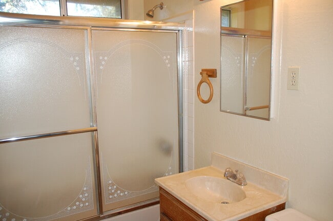 Building Photo - Great 1 bedroom 1 bathroom cottage on wood...