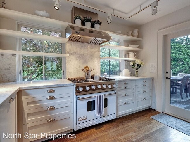 Building Photo - 3 br, 3 bath House - 2650 SW Montgomery Dr