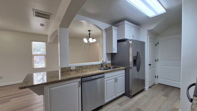 Building Photo - Remodeled 3 Bed / 2.5 Bath Townhome in Great Location