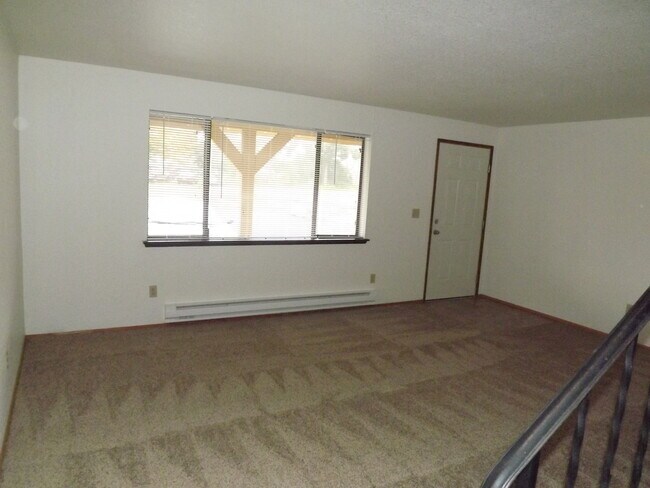Building Photo - 2 Bedroom 1 1/2 Bath Townhouse Near Bethel...