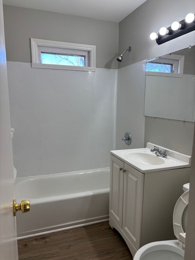 Building Photo - Three Bedroom One bathroom home for Rent