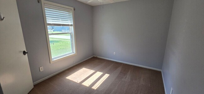 Building Photo - 715 SW Graystone Dr