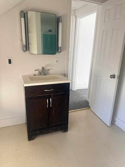 Bathroom - 25 Jordan St