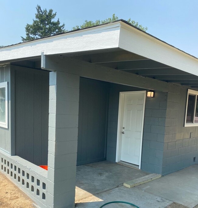 Building Photo - Charming two bedroom home