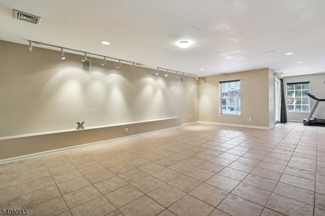 Building Photo - 163 Gladstone Dr