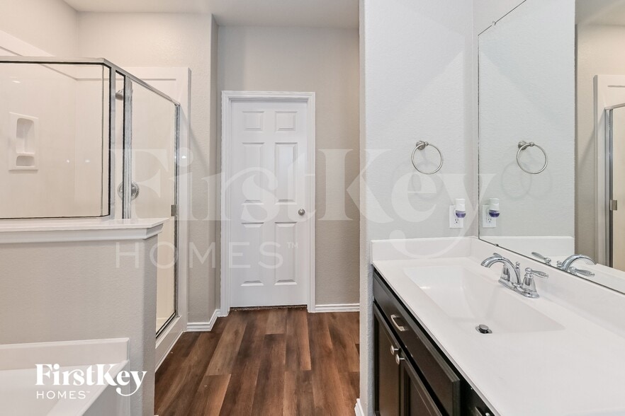 Building Photo - 5835 Big Bluestem Ln