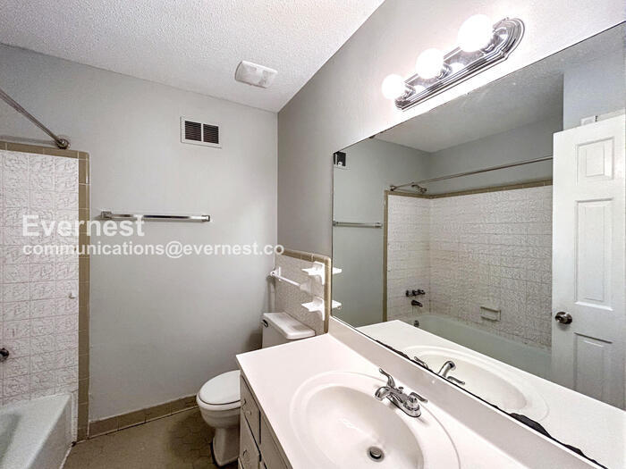 Building Photo - 2092 Hornsby Cove