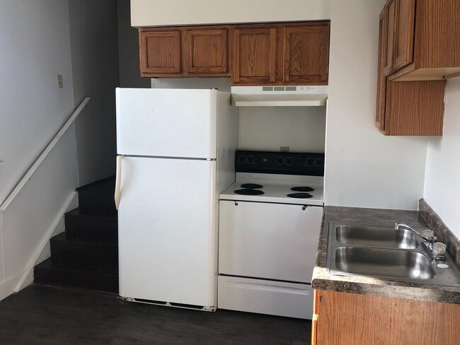 Building Photo - Fantastic 4 bedroom 2 full bath,